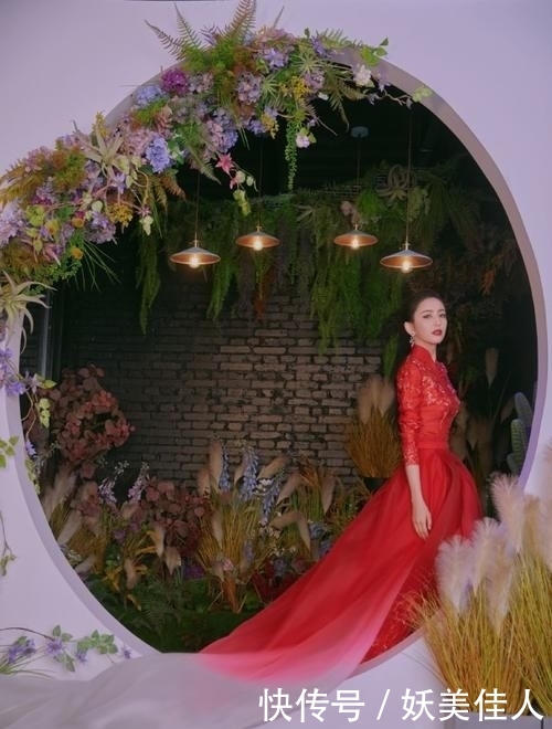 「 出纤细」穿大红色刺绣礼服，梳大背头美得不像37岁，佟丽娅保养得太好了