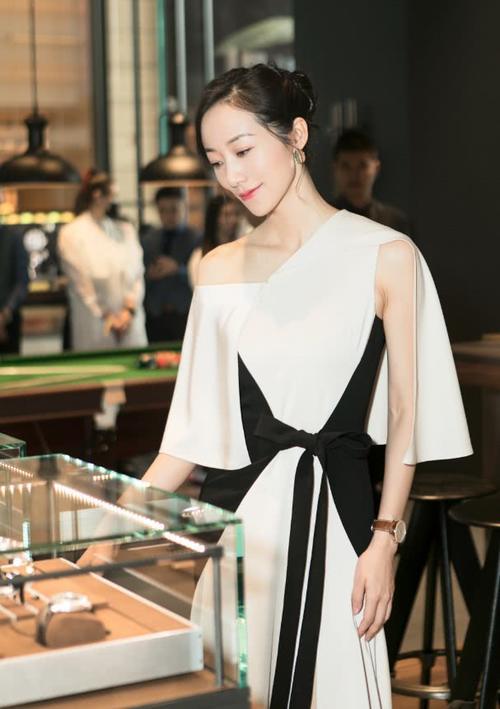 韩雪气质太好了,背个小包也能背出礼仪小姐的既视感,快学学!