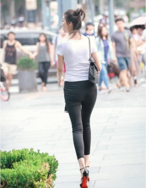 迷人|“腰间眼”的紧身牛仔裤,最放肆的嘟嘴女神,网友:真迷人!
