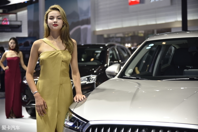 看2018成都国际车展各家美女争相斗艳