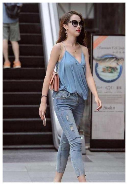 街拍：美女看上去非常的清爽，轻松穿出甜美的休闲风充满女人味