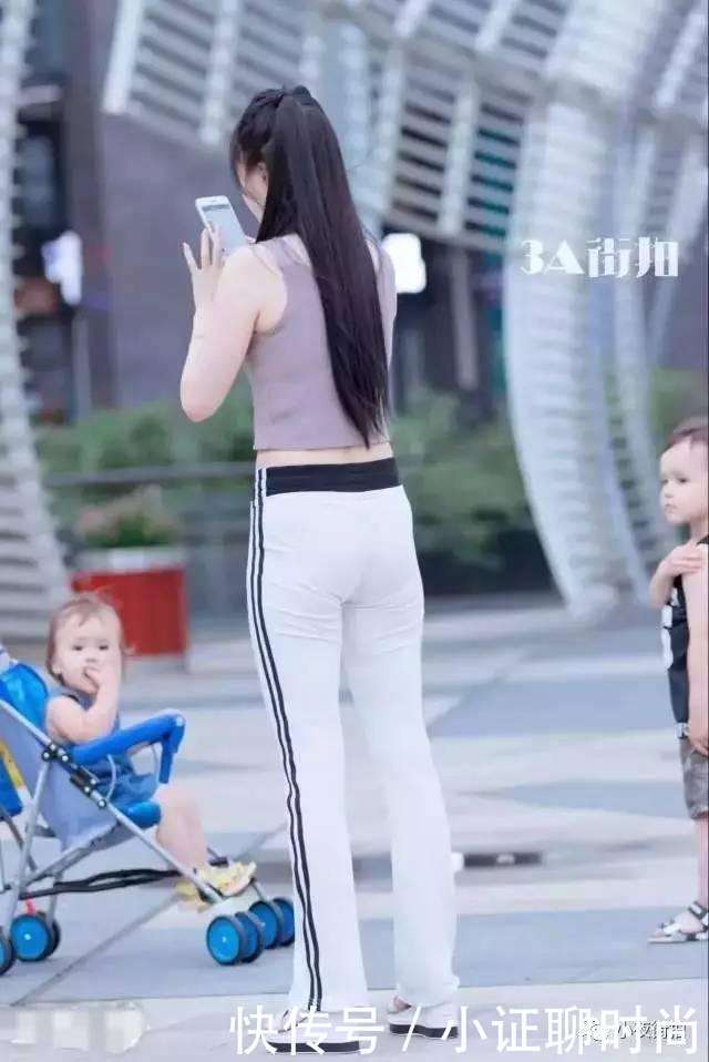 街拍:20多岁小姐姐紧身裤,着装简单不张场!