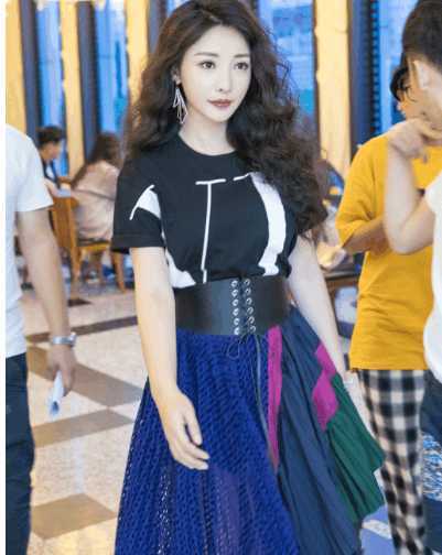 柳岩穿白色薄纱裙秀曼妙身姿, 网友: 这身材让人窒息