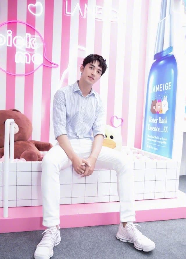 「气质」许魏洲气质真是多变,穿条纹针织衫戴黑框眼镜,简单又有书生气息