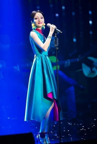 吊带裙只服她!穿到腰间瞬间就没了,网友:蚂蚁腰就是敢露!