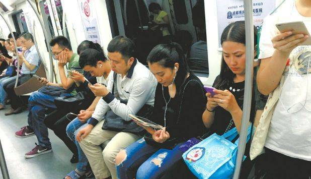 在他回复完女友发来的“有你真好”后，车子撞上了路边的路灯，网