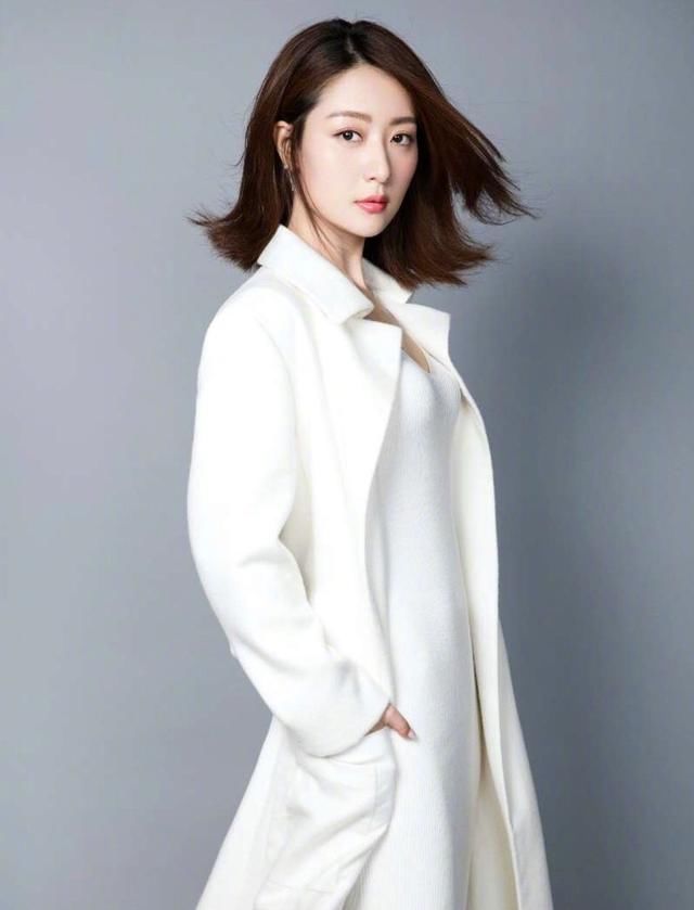 『 展现女性』穿西装美到窒息，一点不比陈数差，她被誉为优雅女神
