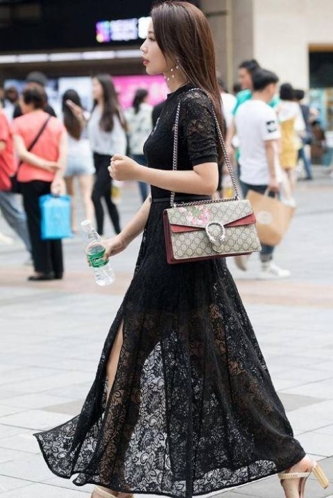  『美女』身材苗条的美女，蓝白拼色长裙搭配高跟鞋，简单大方很有时尚格调