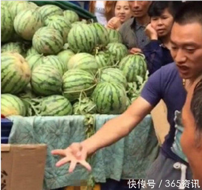  【划拳】男子西瓜卖不掉，突发奇想用出这招，一车西瓜瞬间被抢