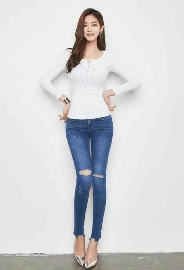 路人街拍，林心如好姐妹许玮甯晒靓照，深V吊带装大长腿很抢镜