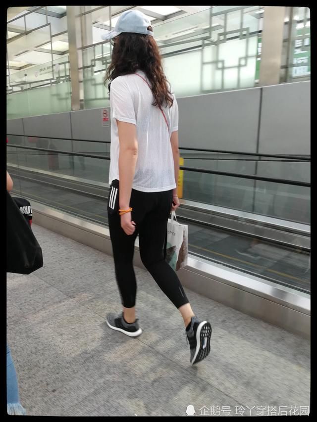1米92惠若琪胆真大！白T恤薄到什么都看得见！网友：太吸睛！