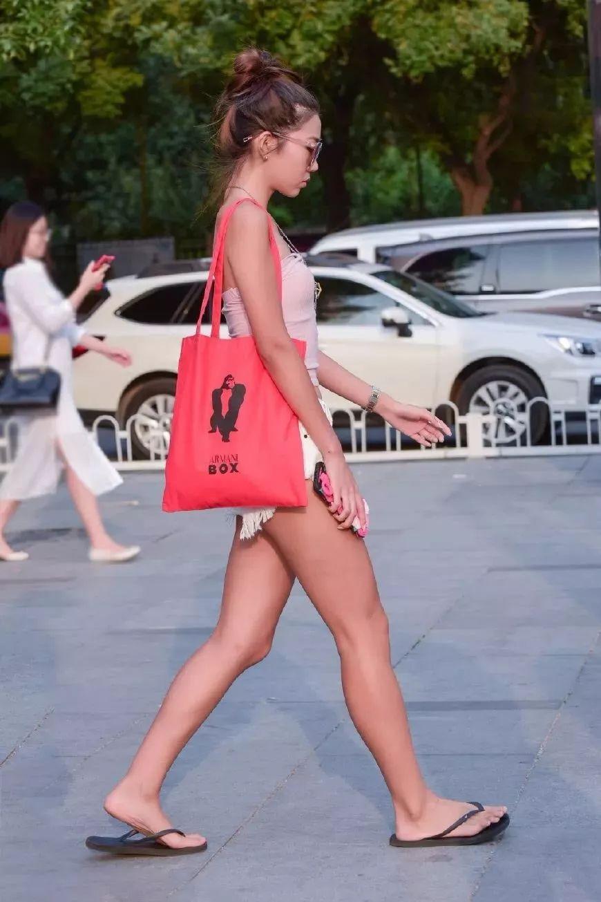 粉色露脐背心搭配白色热裤，温婉如水不羁性感