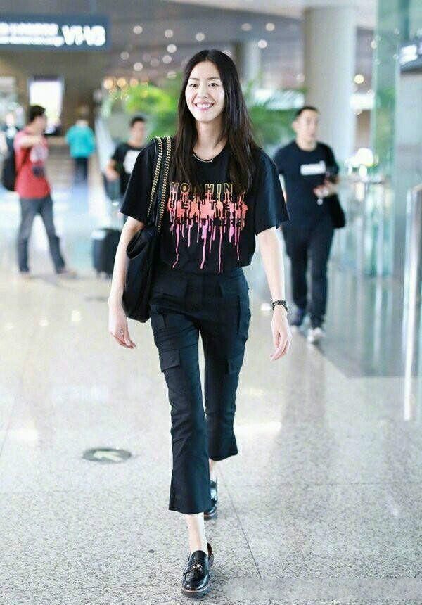 刘雯裤腰带都得绕两圈，想穿牛仔裤真难！