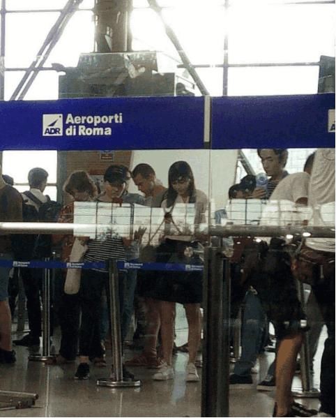 杨颖朱一龙机场拥抱亲吻额头，网友现场拍摄，破除身高作假嫌疑