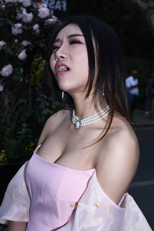 婴儿肥小姐姐低胸连衣裙尽显肥硕体态，让身材更显得凹凸有致，很