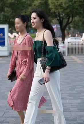 逛街两姐妹白色裤子更显朦胧线条，优雅中透着干练