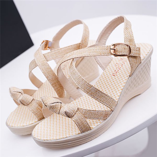 别穿让你玉足难受还过时的高跟,现在都流行这样优雅的松糕坡跟