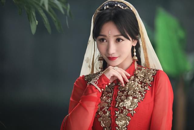 柳岩为了美也是拼了，裙子这么紧，网友：是硬挤进去的