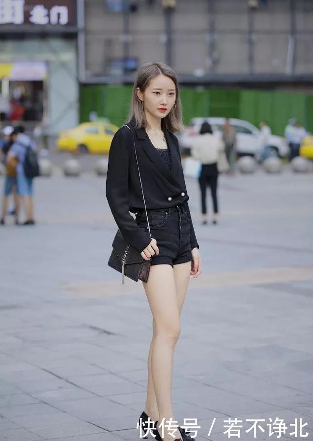 『特别』身上穿着白色的v领连衣裙搭配一双高跟凉鞋,美女穿出特别的姿态