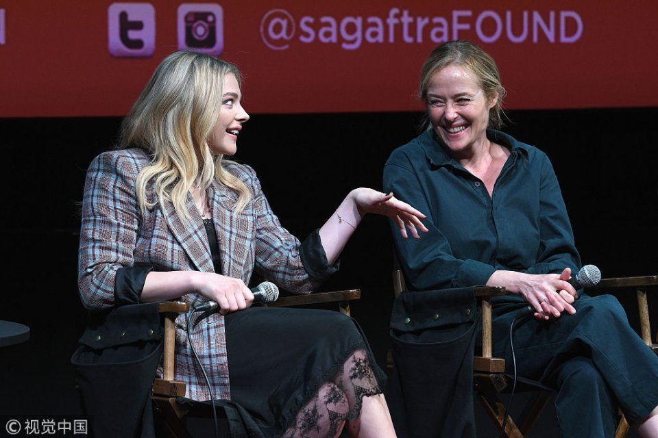 “超杀女”科洛莫瑞兹蕾丝裙搭西装略显老气 笑到前仰后合变“表