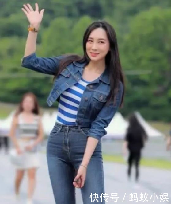  小姐姐：时尚街拍，美女端庄秀丽的身姿，清新淡雅的妆容带来优雅的观感