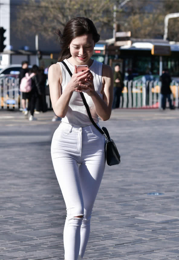 气质小姐姐紧身裤穿出少女的感觉，肥硕的臀部显得十分挺翘