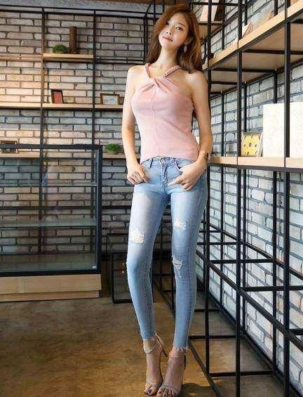 清新洒脱的牛仔裤美女，修长的大腿，很显身材，看上去韵味十足