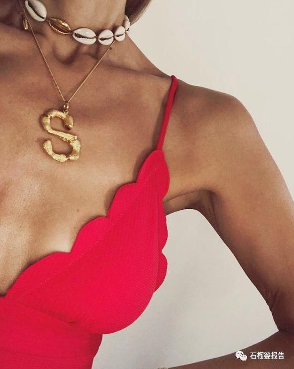 夏末天色渐暗，想在锁骨间戴条小项链