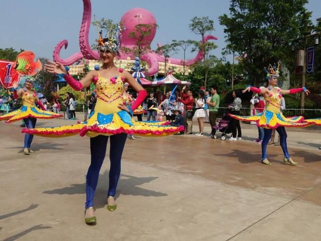 中国游客迪士尼乐园哄抢气球，网友：只是误解，无关道德