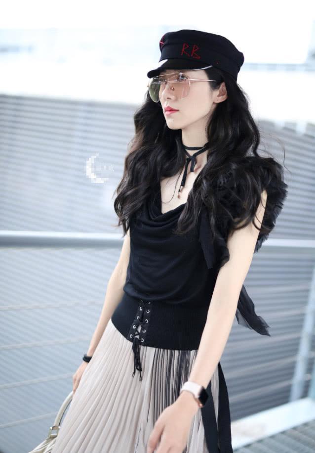 真是佩服韩雪！土掉渣的百褶裙竟穿得如此魅力，这气质无人能及！