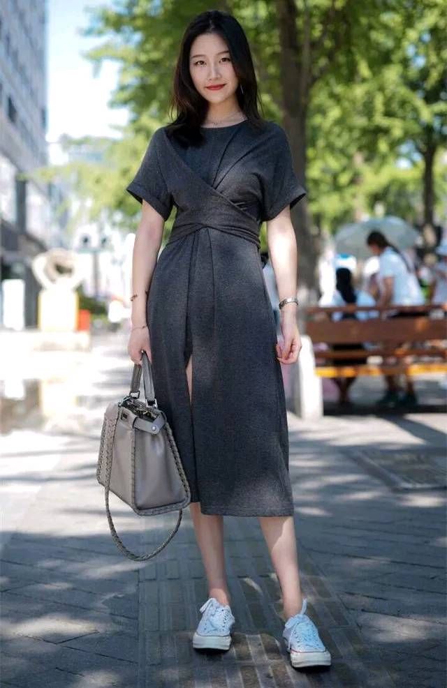 路人街拍，今夏超火的黑色薄纱连衣裙，搭配什么都很有范!