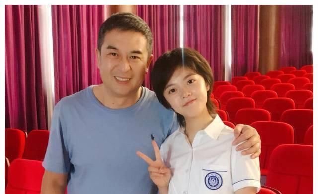 『国民』张嘉译一手捧红自己女儿,关晓彤地位不保,国民闺女终于换人了
