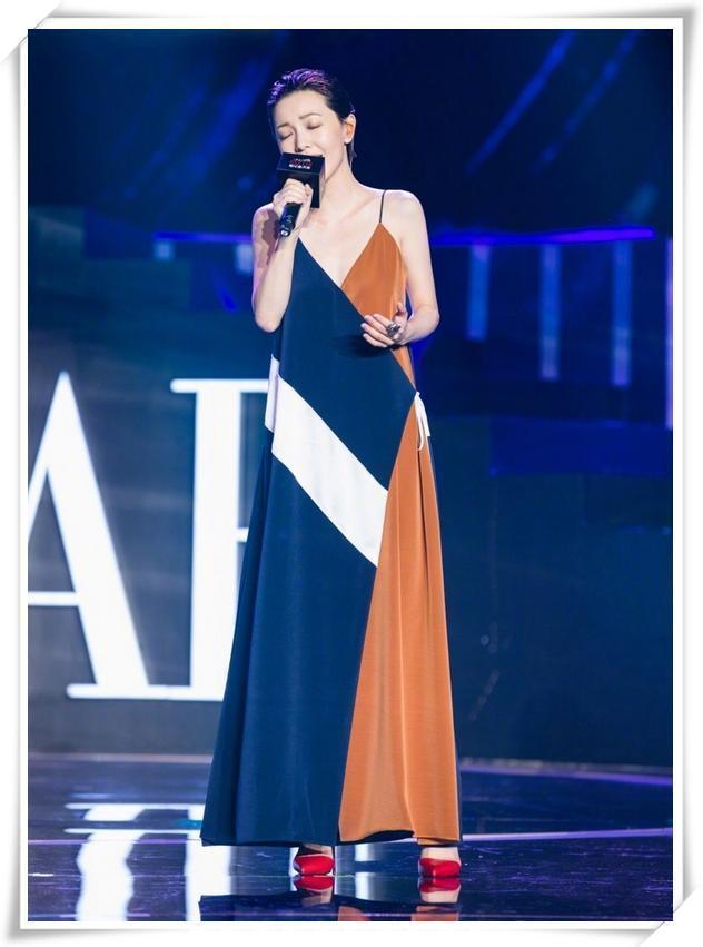 郭采洁真胆大！上半身尺度直逼泳衣，网友：杨幂都不敢这样穿！