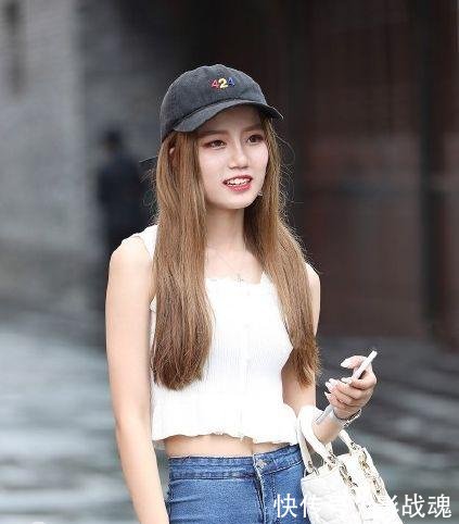 街拍图五美女穿紧身裙，小蛮腰，大长腿，连背影都那么迷人！