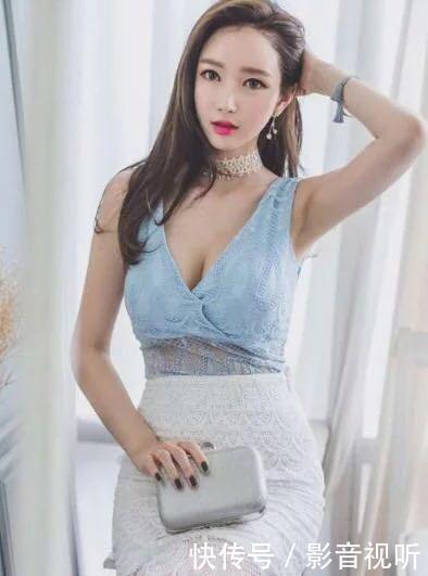 街拍：制服女神出没，凹凸有致的身材，注意你的小心脏！