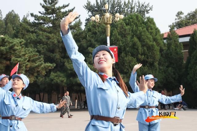 高清大图！参观者在西柏坡纪念馆观看阅兵式