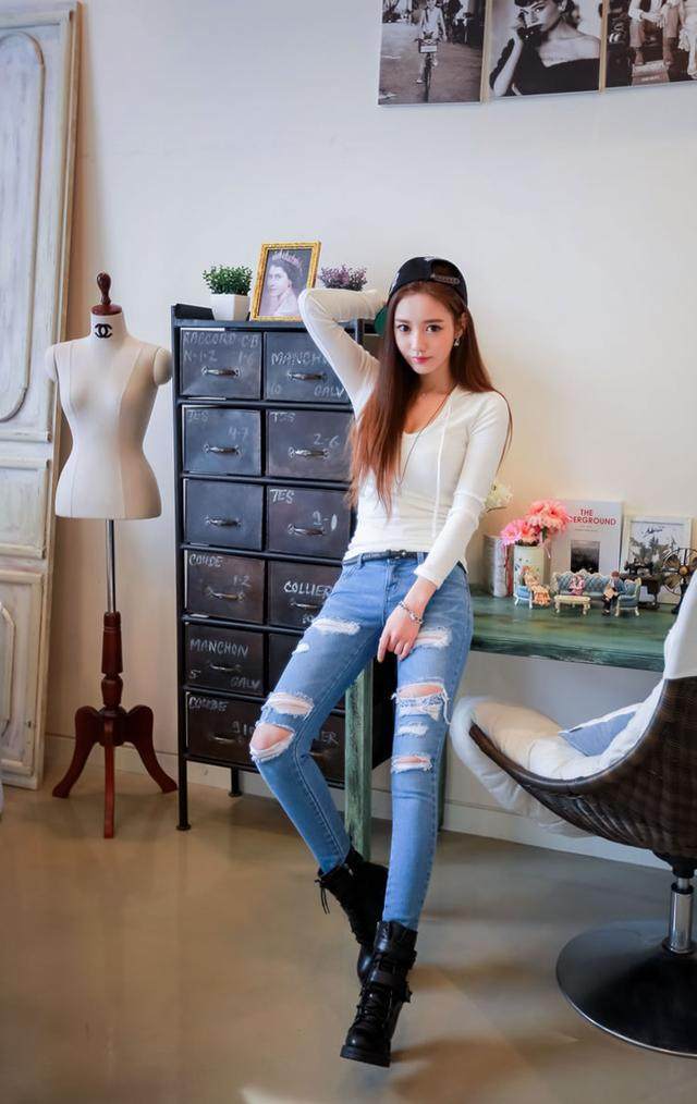 时尚街拍,穿牛仔裤姐姐展现柔美线条,秀出风情万种和精致典雅