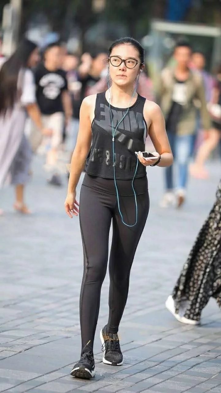 街拍：小姐姐紧身穿搭勾勒出完美身材，超级美