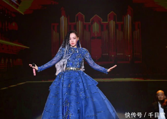 张靓颖出席活动太大胆，裙子开叉都要开到腰，下半身有亮点！