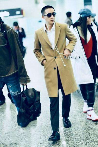 王凯韩庚现机场秀，一个憔悴脸变大爷，一个剪短发做型男