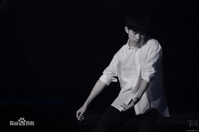 易烊千玺新曲封面涉侵权凌晨紧急致歉，“猪队友”坑艺人几时休？