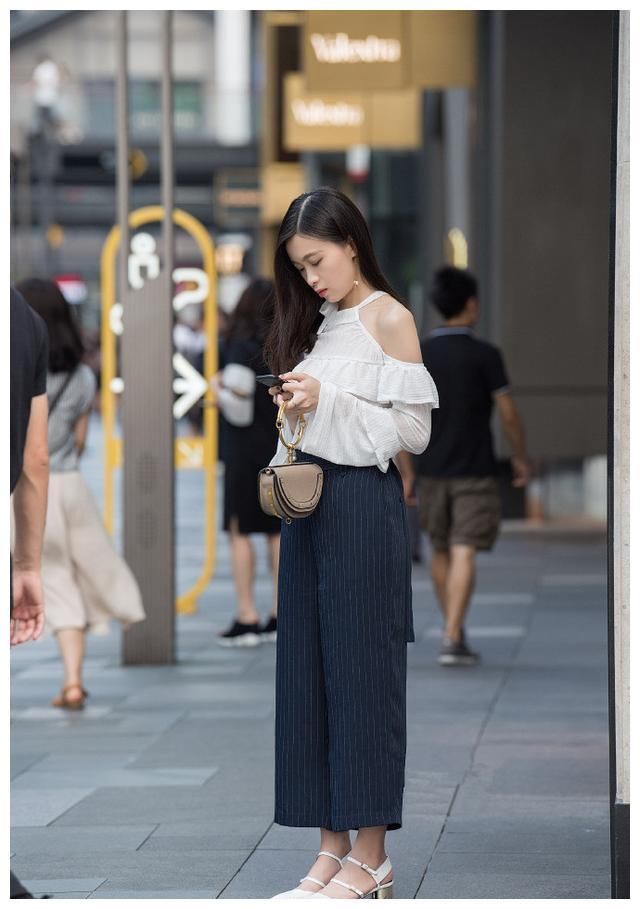 街拍:图1简单清爽穿搭，图2俏皮可爱连衣裙，图3性感紧身连衣裙