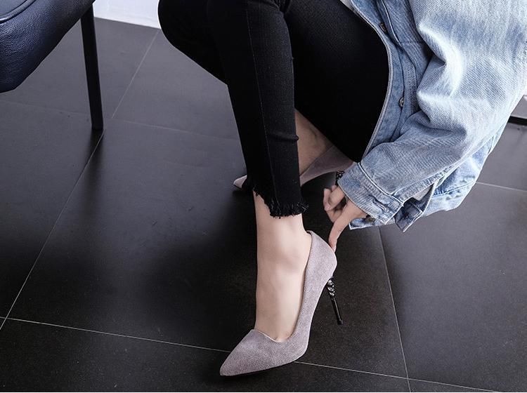 马卡龙色系的尖头细跟高跟鞋，既性感又青春