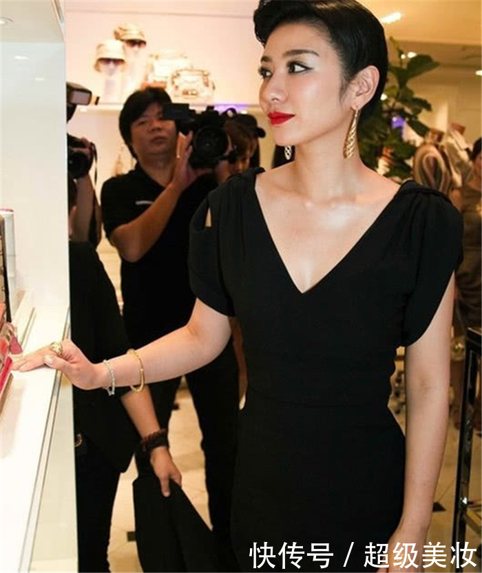黄奕穿银裙现身，黑丝袜太抢镜，搭配坡跟凉鞋又是几个意思？