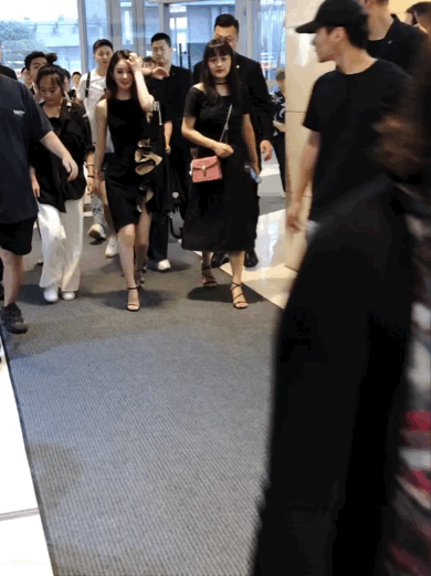 赵丽颖满血回归美开挂一路碾压众女星，但是遇到Baby却慌了