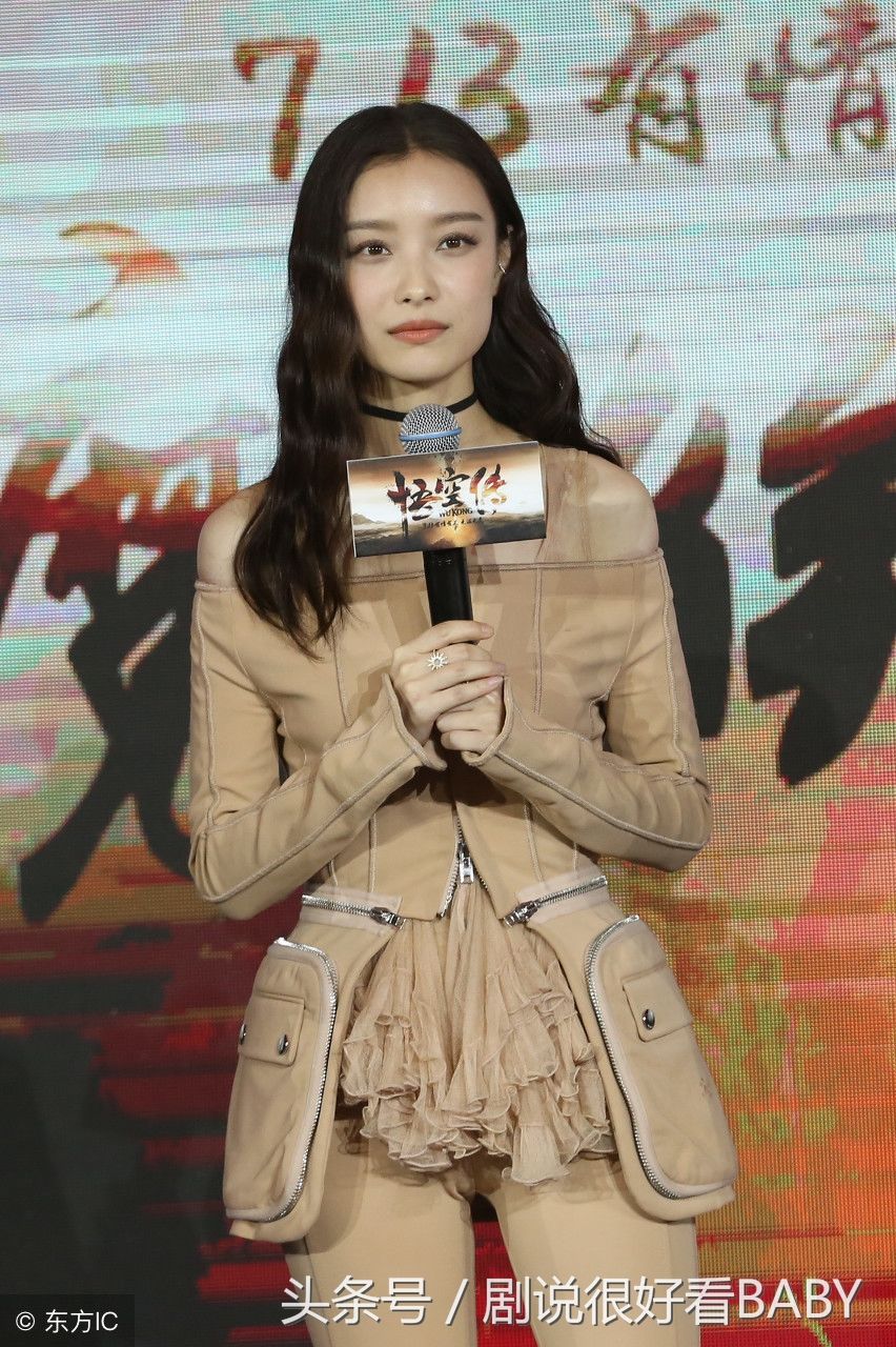 倪妮把喇叭裤穿出新高度，不仅显腿长还显腿细，网友:美