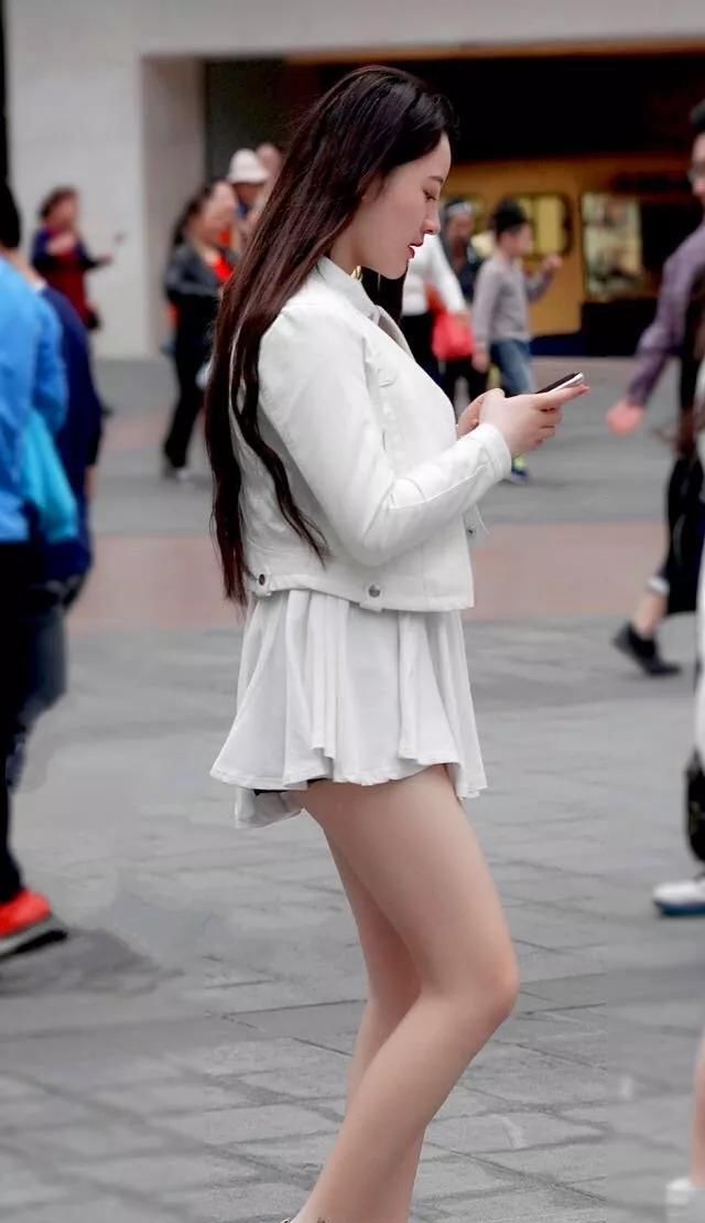  [看上去更加]街拍:一字带高跟鞋,简约又时尚