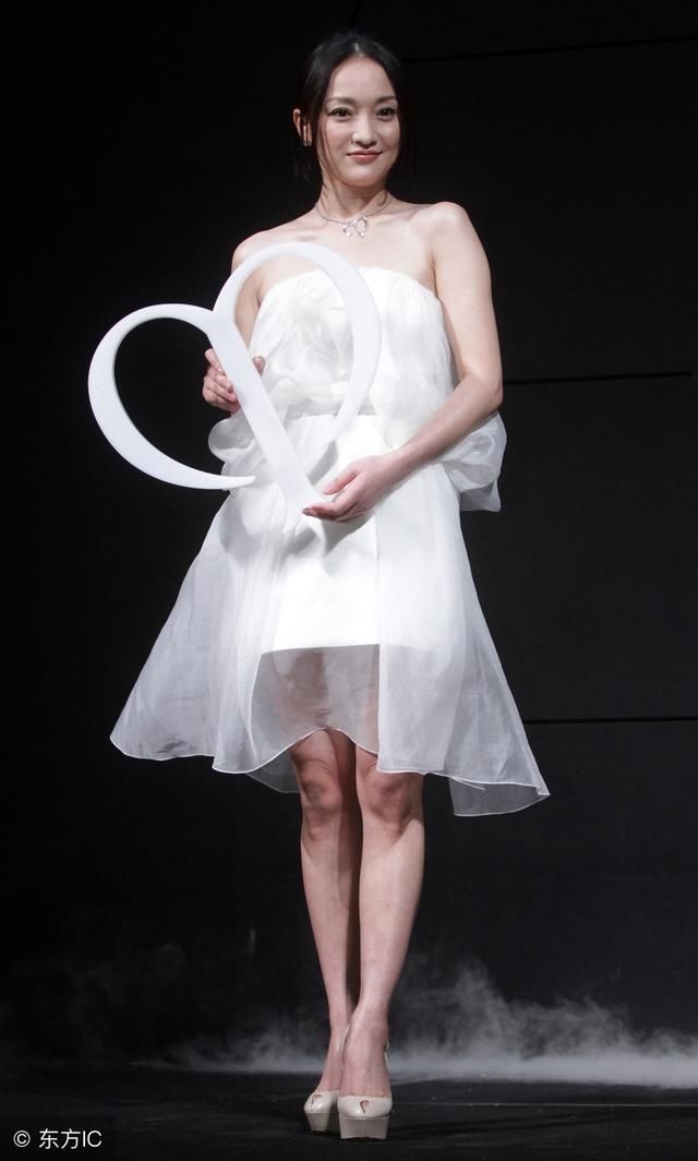周迅出席活动，一袭小白裙穿出少女范，气质清新美美哒