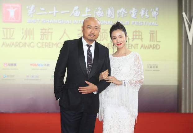 上海国际电影节红毯上，宋佳光彩夺目，艳压陶虹惊艳众人