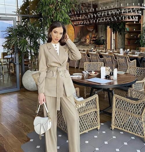  『色系的衣服』小个子女生的正确穿搭，这样穿1米5也能变成1米7，轻松拯救小短腿